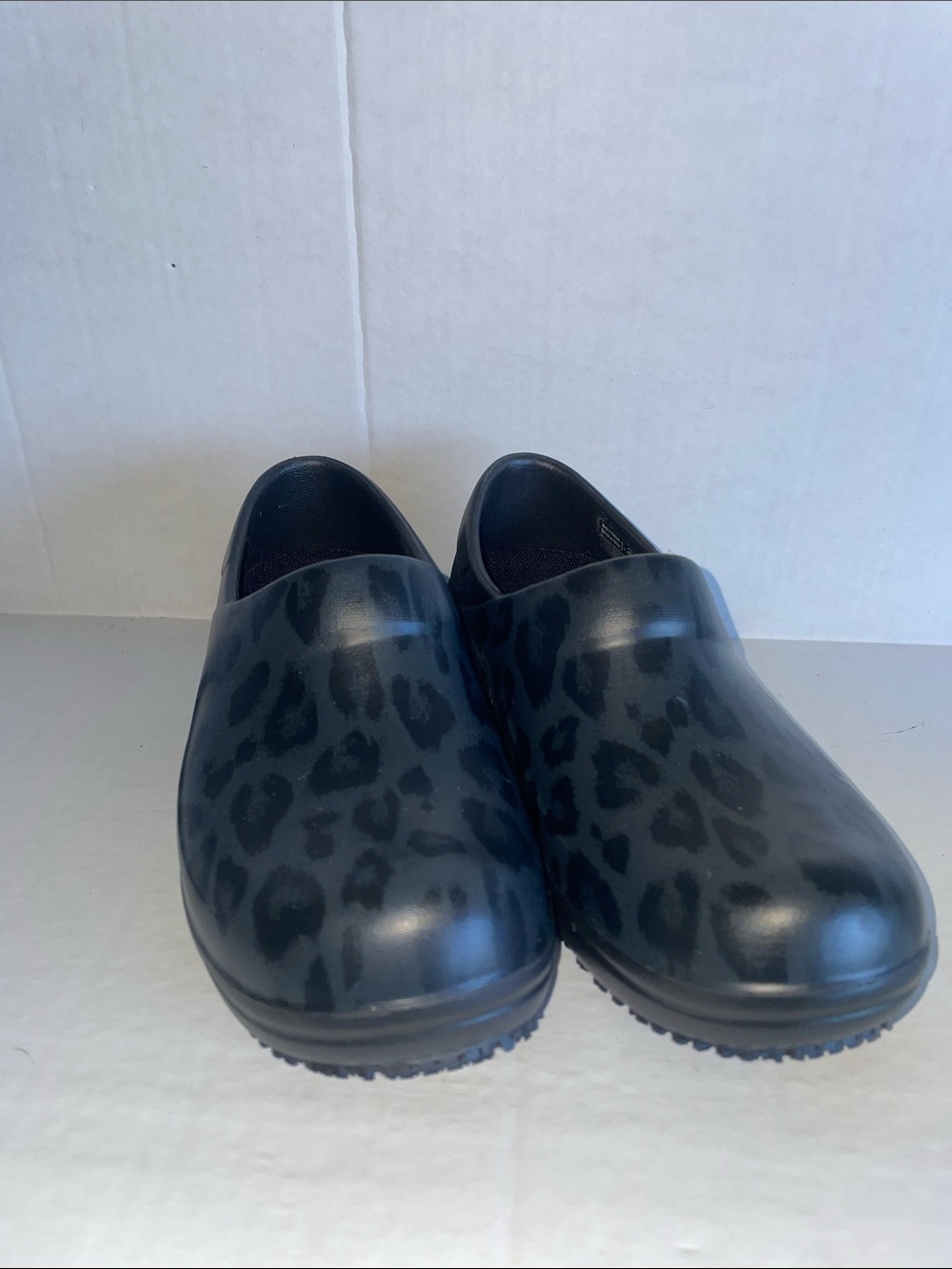 CROCS Kids Black Leopard-Print Slip-On Clogs Size 5 W